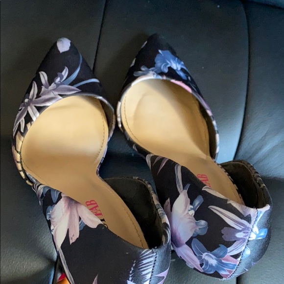 JustFab Floral Black Pump - Picture 7 of 7